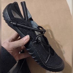 J-41 Size 10 waterproof beach shoes black, Velcro straps AdventureOn